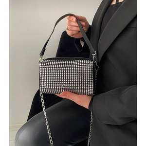 Bolso de Noche Rectangular con Adornos de Piedras, Correa de Cadena y Acabado Metálico Brillante - Product Image 1