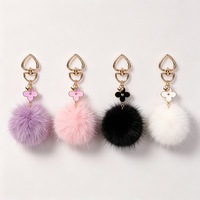 Porte-clés pompon en forme de cœur, breloque émail trèfle à quatre feuilles, pendentif de sac en fausse fourrure moelleuse, décoration de sac à main pour femme