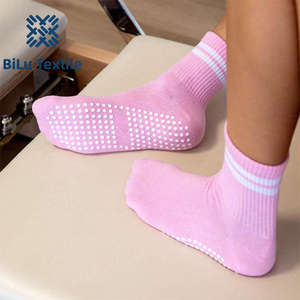Chaussettes de Pilates antidérapantes personnalisées avec logo, bandes colorées, pour yoga et fitness, idéales pour le Reformer – Offre Spéciale - Product Image 1