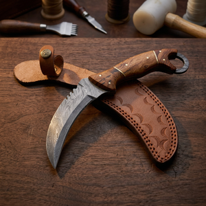 Cuchillo de caza hecho a mano de acero de Damasco con mango de madera, hoja dentada de punta curva y diseño de espiga completa personalizado. - Product Image 1