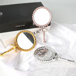 مرآة زينة يدوية محمولة ومدمجة بتصميم أوروبي عتيق وكلاسيكي | للبيع بالجملة بكميات كبيرة | للعناية بالمكياج والشعر والبشرة - Product Image 4