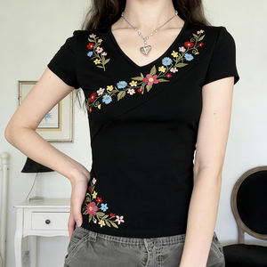 Camiseta de Verano para Mujer, Estilo Gótico, con Bordado Floral Asimétrico, Manga Corta, Cuello en V, Casual, de Alta Calidad, Nueva Llegada - Product Image 3