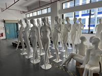 Mannequins dynamiques FRP pour magasin de vêtements de sport, mannequins robotisés pour l'affichage en boutique et en hall d'exposition