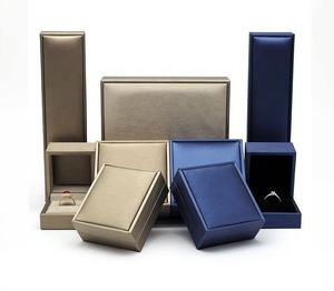 Joyero personalizado de San Valentín, caja de regalo de cuero PU y algodón satinado para su collar, anillos, embalaje de cartón elegante - Product Image 1