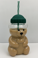 Gobelet en verre transparent motif ours de dessin animé avec paille rayée verte et chapeau – Design mignon, sans danger pour les aliments et réutilisable – Cadeau d'affaires unisexe