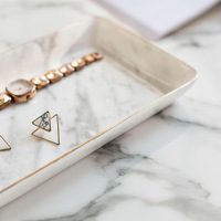Vente en gros en usine d'articles de décoration d'intérieur en céramique tendance avec bord doré marbré plat à bijoux en céramique plateau de rangement pour cosmétiques de bureau