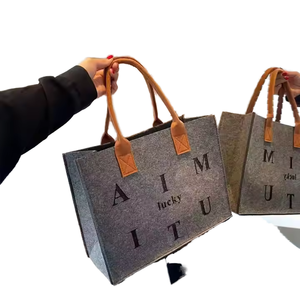 定制标志环保耐用便携式毛毡休闲手提袋，肩带可定制日常使用和旅行容量 - Product Image 3