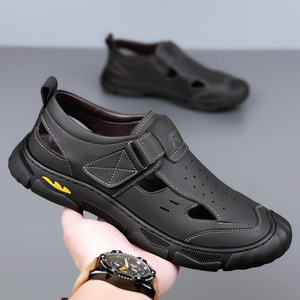 รองเท้าแตะหนังผู้ชายแบบเจาะรู ปิดด้วยเวลโคร ระบายอากาศได้ดี เหมาะสำหรับใส่ลำลองกลางแจ้ง สีดำ เทา น้ำตาล - Product Image 1