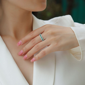 Bague en argent sterling 925 avec moissanite de laboratoire émeraude de 2 mm, double rangée, 1,2 mm, couleur D, VVS1 - Product Image 2