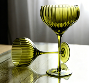 Verres à vin médiévaux français de haute qualité en gros, soufflés à la main, verts, hauts, avec bordure dense, pour une ambiance raffinée - Product Image 1