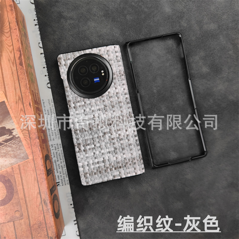 modello lavorato a maglia grigio