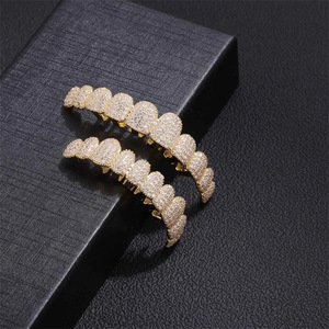 Vente en gros : Bijoux dentaires Hip Hop Grillz plaqués or 14K, Gemmes dentaires tendance style Rap avec diamants et pierres CZ pour hommes - Product Image 3