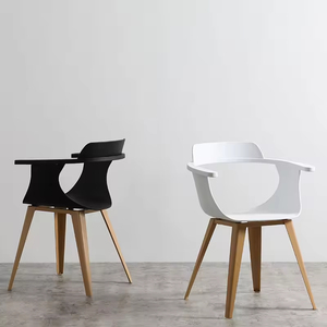 <span class=keywords><strong>Chaise</strong></span> de salle à manger empilable moderne pour usage commercial - Siège en <span class=keywords><strong>plastique</strong></span> léger et pieds en bois pour la maison, le bureau, les restaurants, les banquets et les événements - Product Image 1
