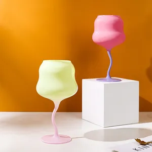 色付きツイストフットゴブレットガラス家の装飾マクロンワイングラス