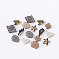 Étiquettes métalliques écologiques personnalisées en alliage de zinc plaqué, découpées au laser, pour vêtements, chapeaux, sacs, avec logo personnalisé en relief et finition antique.