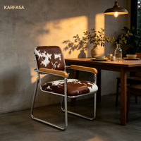 Fauteuil cantilever en cuir de vachette avec structure chromée et accoudoirs en bois, style Mid-Century Modern, motif marron et blanc, pour bureau, salle à manger ou salon.