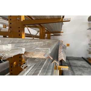 Angolare a Lati Uguali Alluminio Estruso Grezzo Barre en Lega Di Allaluminio 10x10x1,5mm Lunghezza 6000 mm - Product Image 1