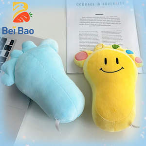 Coussin en peluche doux en forme de pied avec visage souriant mignon, jouet en peluche pour la maison, vente en gros de jouets en peluche en vrac - Product Image 2