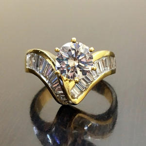 Anello da Donna in Oro Massiccio 18K con Diamante Taglio Brillante Rotondo Colore G e Pietre Laterali Naturali a Baguette - Gioiello di Fidanzamento - Product Image 1