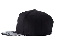 Casquette Snapback à bord plat avec logo en métal noir au design personnalisé