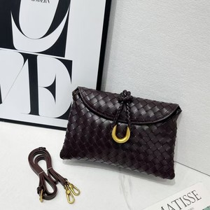 Nouveau style 2026 : Sac <span class=keywords><strong>de</strong></span> soirée en PU tressé, sac enveloppe à rabat, sac à bandoulière/travers tendance tissé à la main avec une seule sangle - Product Image 5