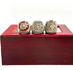 Juego de 3 Anillos de Campeonato de los Chicago Black Hawks 2010, <span class=keywords><strong>2013</strong></span>, 2015, Anillos Conmemorativos de Campeonato Deportivo de Hockey sobre Hielo en Aleación de Oro - Product Image 1
