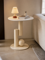 Table basse moderne en dalle de roche blanche, directement de l'usine, avec base sculpturale en fer et accent sphérique pour salon, OEM ODM