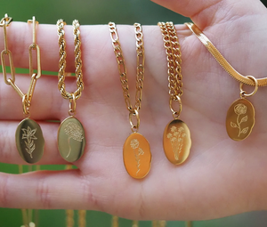 Collar de flores de oro de 18 quilates con colgante floral grabado, regalo para ella, collar de cuentas de acero inoxidable de lujo de la marca HR - Product Image 1