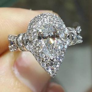 Anello da Donna F872 in Oro Bianco con Diamante Naturale Taglio a Pera, Gioiello di Fidanzamento con Pietre Laterali Colore D - Product Image 4