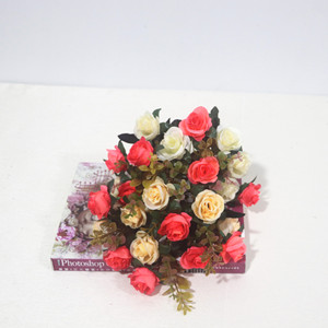 Ramo de Rosas Artificiales Rojas y Blancas de Poliéster Hechas a Mano de Alta Simulación Estilo Clásico para Decoración del Día de San Valentín - Product Image 5