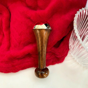 Bâtonnet Kansa artisanal de qualité supérieure avec manche en bois, appareil de thérapie faciale pour les soins de beauté et la relaxation - Product Image 1