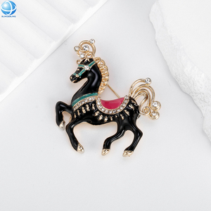 Broche licorne mignonne, bijoux cadeau, alliage plaqué or, émail blanc et noir, broche de cheval de dessin animé pour femmes et hommes, décoration de vêtements - Product Image 4