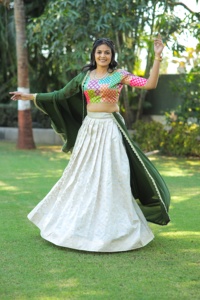 Top qualité Designer mère fille soie Lehenga Choli avec chemisier en soie lourde non cousue à vendre à l'exportation - Product Image 4