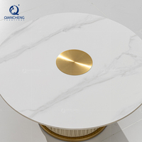 Table basse ronde avec plateau en pierre frittée, piétement cannelé en PU et anneau en acier inoxydable doré, fabrication Foshan, vente en gros OEM