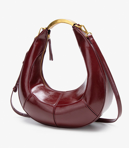 Nuevo Bolso Crescent con Diseño de Empalmes, Asa Metálica, de Mano, de Hombro Único, Bandolera y para Llevar Bajo el Brazo - Product Image 1