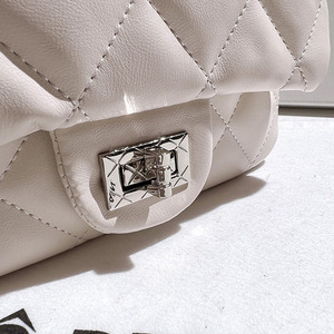Sac carré matelassé en cuir véritable pour femme - Sac à bandoulière avec chaîne de perles pour l'été, élégant et polyvalent - Product Image 5