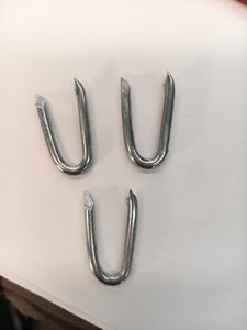 Clous en U galvanisés de 1 pouce pour la fixation du fil barbelé - Product Image 4