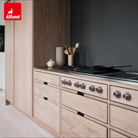 Meuble de cuisine scandinave moderne en chêne européen naturel, avec façade en plaque pleine, sans poignée, à joints apparents et tiroir à queue de cygne