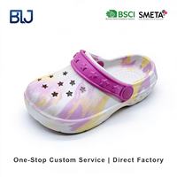 Zuecos EVA Antideslizantes Personalizados para Niñas, Diseño Tie-Dye Mármol, Recortes de Estrellas, Correa Magenta, Divertidos y Lindos