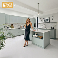 Mobili da cucina Balom Modern Farmhouse verde foresta stile Shaker con isola, scaffalature aperte, chiusura ammortizzata, in compensato, RTA, personalizzabili