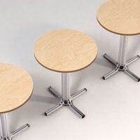 Table basse moderne en bois avec pieds en métal et panier de rangement pour le salon