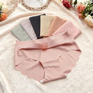 Sous-vêtements pour femmes en soie glacée sans couture, style fin pour l'été, avec entrejambe respirant, culottes sexy et jeunes - style fille - Product Image 3