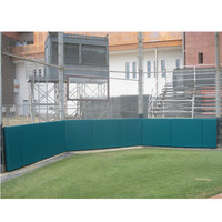 Maßgefertigte Rückwand für Baseballfelder mit Kettengliederzaun-Polsterung