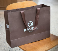 Sac en papier blanc personnalisé avec estampage à chaud et finition UV sélective, ODM OEM pour l'emballage de marques de luxe