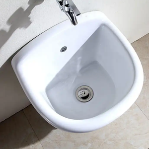 Fregadero de pedestal de cerámica blanca de estilo europeo moderno para baño y uso en hoteles Lavabo de fregona fácil de limpiar - Product Image 1