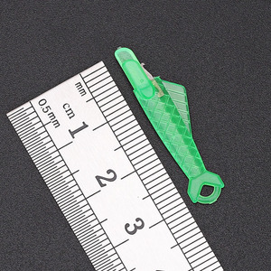 Enfile-aiguille en plastique pour machine à coudre, design simple et portable avec pointe fine pour un enfilage facile - Product Image 2