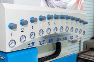 Machine de distribution automatique d'émail d'insigne de PVC poupée de bande dessinée de silicone et fabrication de porte-clés de PVC - Product Image 3