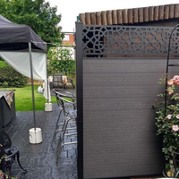 Panneau mural en bois de cèdre en plastique noir WPC conceptions de clôture à emboîtement pour la maison distributeurs d'écran de clôture solide préfabriqué