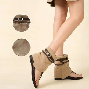 Sandales bottes en daim beige pour femmes avec bride à boucle et chaîne tressée, talon plat, bout ouvert, style western, mode décontractée - Product Image 3