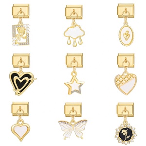 Bracelet modulaire italien en acier inoxydable, avec un pendentif breloque tendance plaqué or en stock - Product Image 4